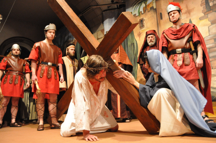 Jesus bricht unter dem Kreuz zusammen